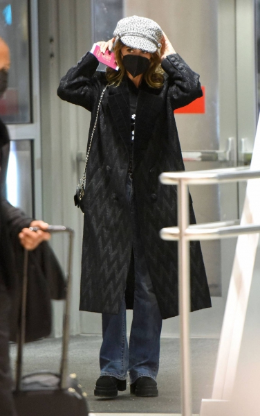 Penelope-Cruz---Seen-arriving-at-JFK-Airport-in-New-York-20.jpg